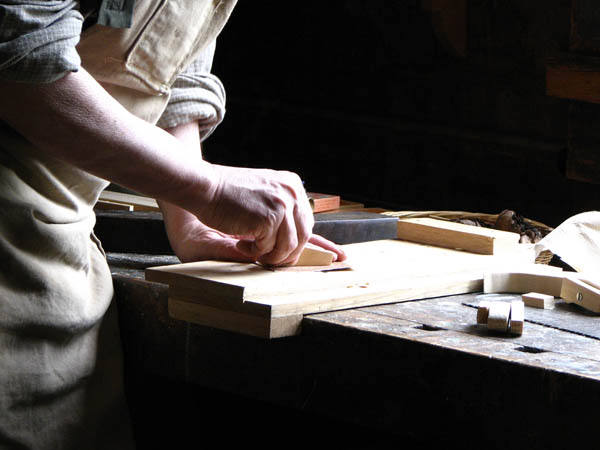 Nuestro equipo de profesionales cuenta  con muchos años de contrastada <strong>experiencia</strong> en el sector de la <strong>carpintería de madera en Lousame</strong>.